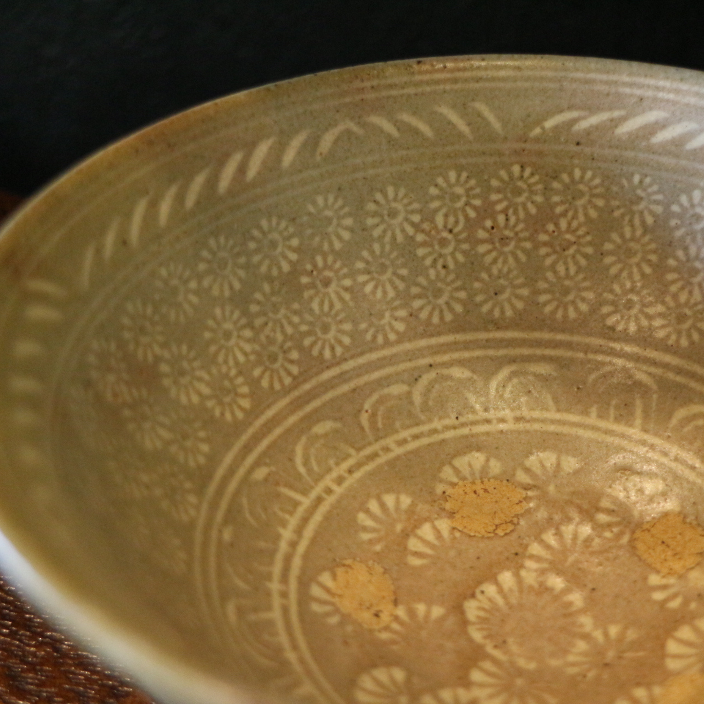 Gray glazed chrysanthemum pottery tea bowl