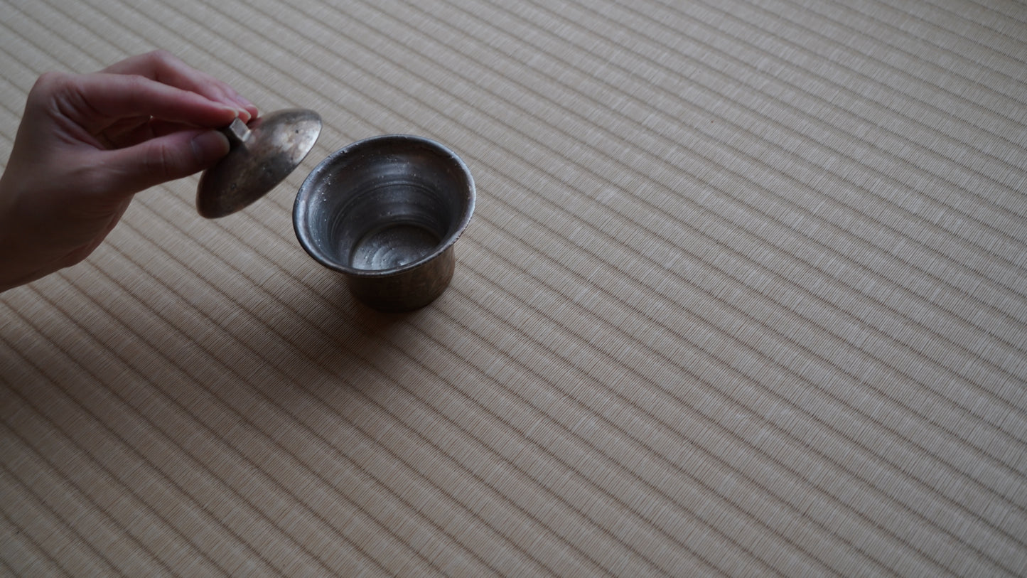 Liquid silver square button tea bowl