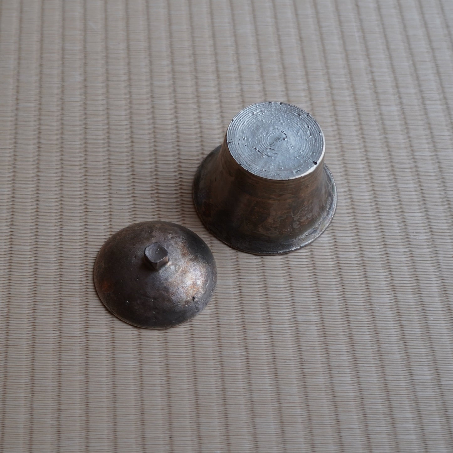 Liquid silver square button tea bowl
