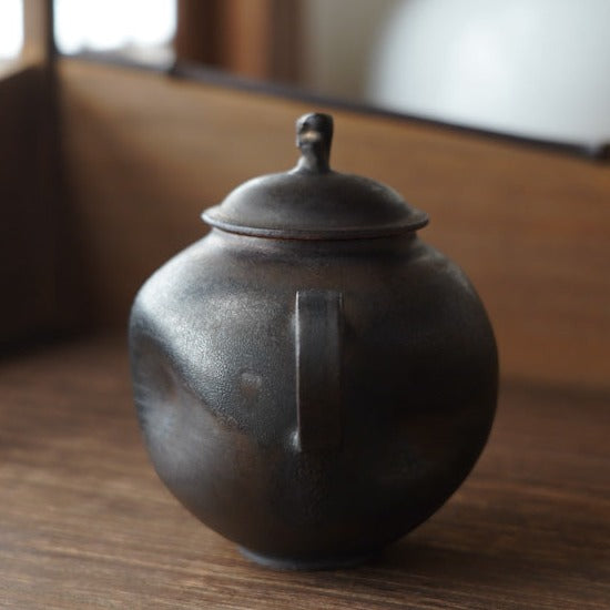 鐵釉凹陷壺