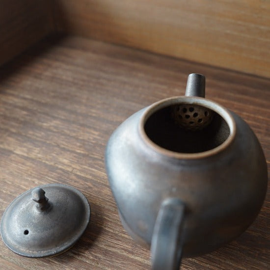 鐵釉凹陷壺