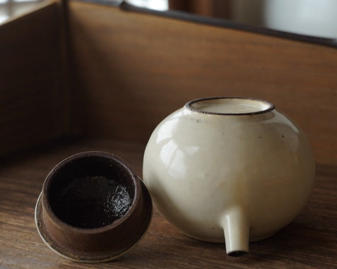 圓滿型陶瓷白粉引壺