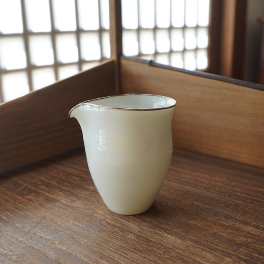 銀包邊白瓷縮口公道杯