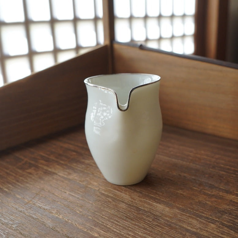 銀包邊白瓷縮口公道杯