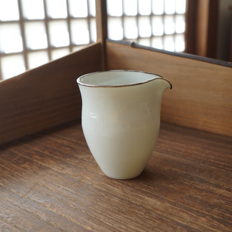 銀包邊白瓷縮口公道杯