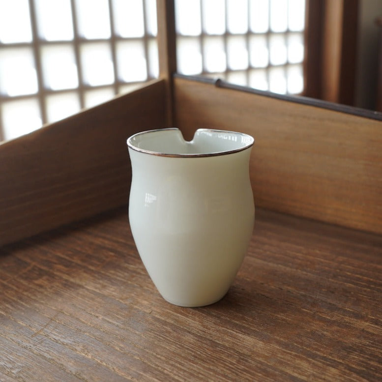 銀包邊白瓷縮口公道杯
