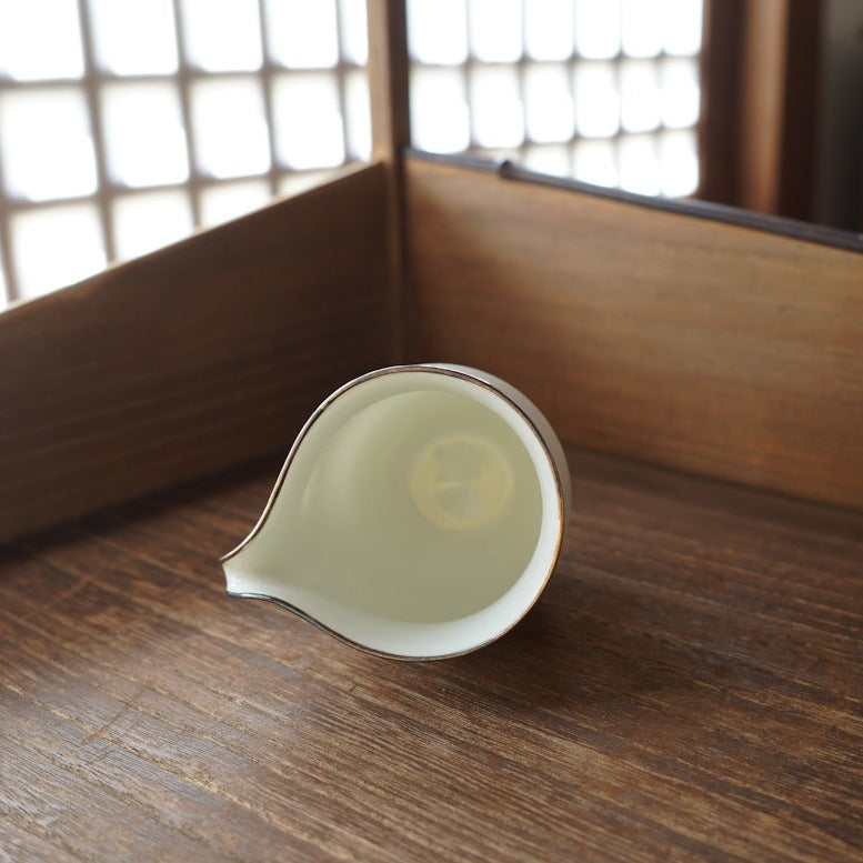 銀包邊白瓷縮口公道杯
