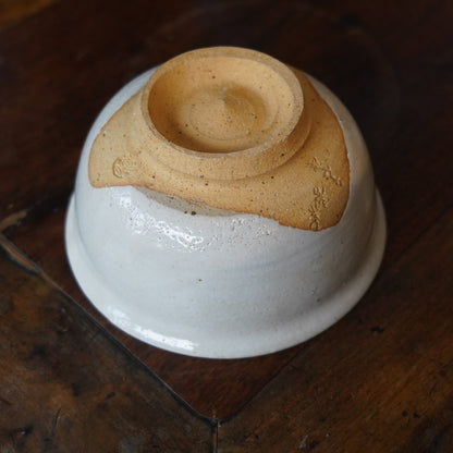 米白色陶茶碗