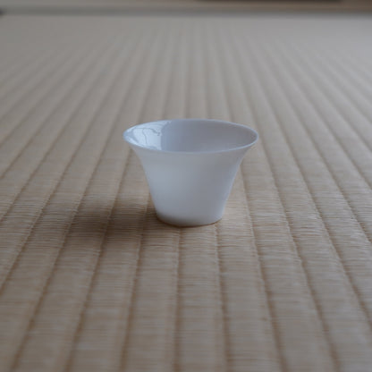 白瓷薄胎斗笠杯